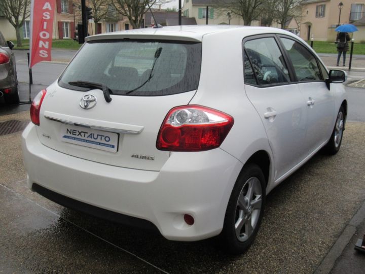 Toyota Auris 126 D-4D FAP DYNAMIC 5P Blanc - 9