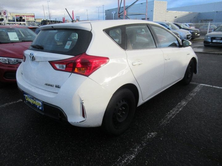 Toyota Auris Hybride 136h Dynamic Blanc - 4