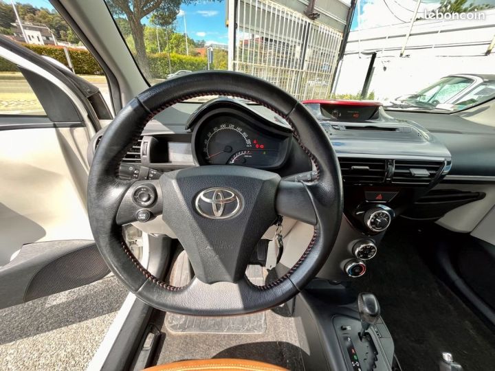 Toyota iQ 68 vvt-i multidrive clim radio cd visible sur parc Blanc - 5