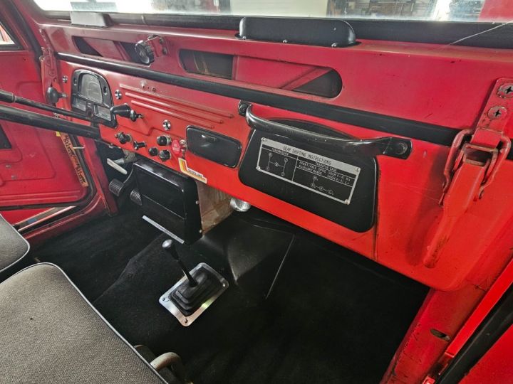 Toyota Land Cruiser FJ40 3.9L Rouge - 15