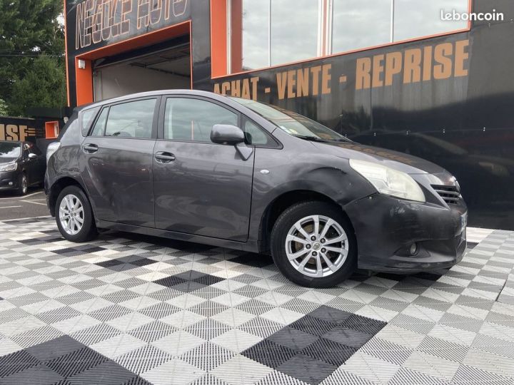 Toyota Verso 126 D-4D SKYVIEW EDITION 5 PLACES Gris - 1