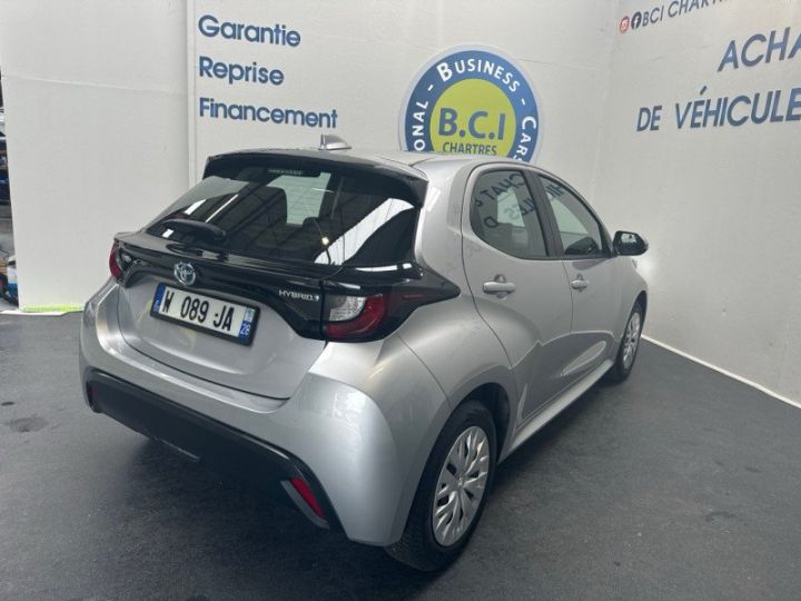 Toyota Yaris 116H DYNAMIC 5P MY22 Gris Clair - 10