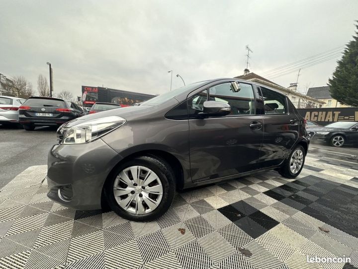 Toyota Yaris 90 D-4D ACTIVE 5P Gris - 3