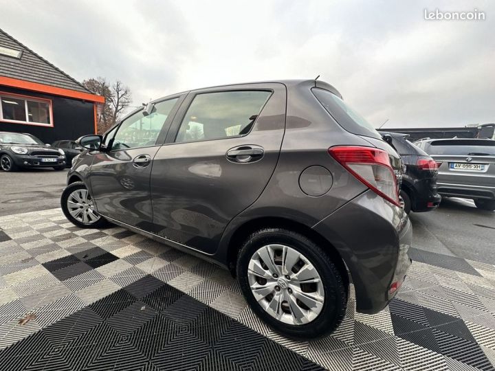 Toyota Yaris 90 D-4D ACTIVE 5P Gris - 9