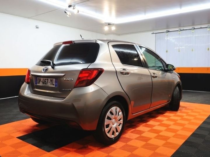 Toyota Yaris HSD 100H DYNAMIC 5P Beige - 2