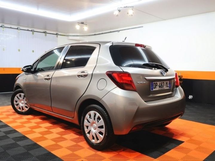 Toyota Yaris HSD 100H DYNAMIC 5P Beige - 3