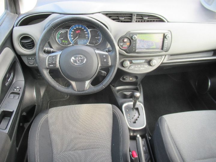 Toyota Yaris HYBRIDE 100h Dynamic Gris Clair - 9