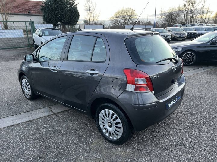 Toyota Yaris II 1.4 90ch D-4D 5Portes 5Places Clim GRIS - 6