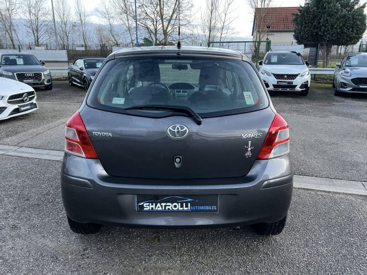 Toyota Yaris II 1.4 90ch D-4D 5Portes 5Places Clim GRIS - 7