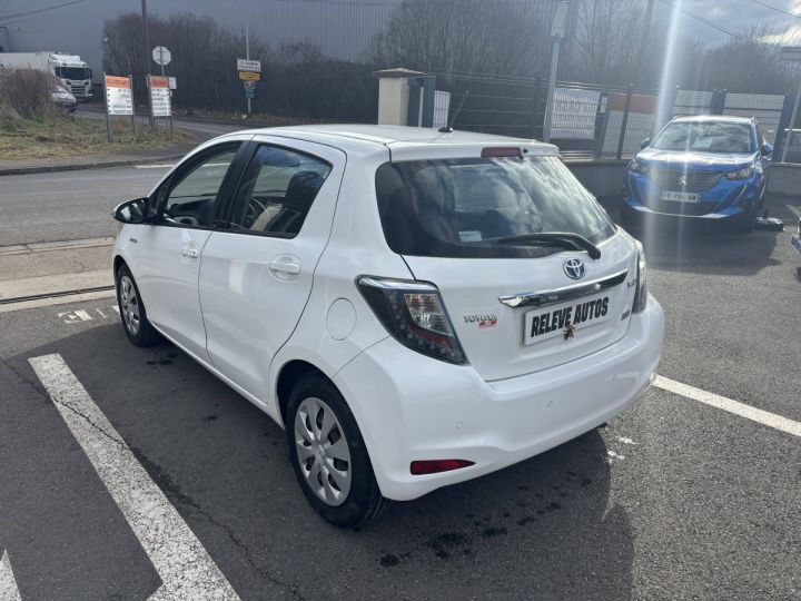 Toyota Yaris III HSD 100h Dynamic 5p BLANC - 4