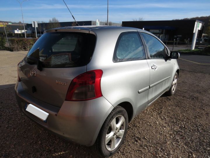 Toyota Yaris luna 1.3 vvti  16 v 90 cv bva Gris - 6