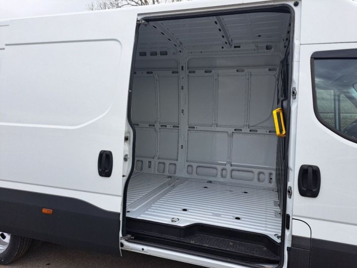 Utilitaire léger Iveco Daily Autre FOURGON 35C18 A8 L5 FOURGON 17.5 M3 Blanc - 3