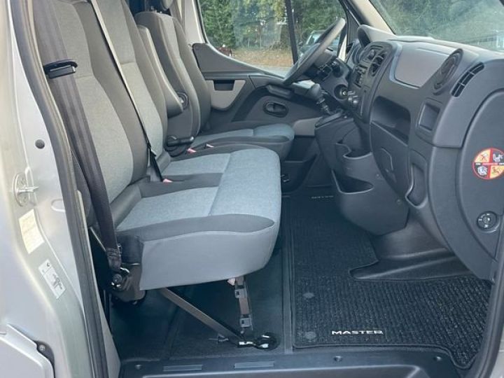 Utilitaire léger Renault Master Autre III COMBI L1H1 DCI 145 S-S 8 Places TPMR 1°main 18400 Km certifié Chariot électrique 400 kg Attelage Bluetooth TVA Apparente Garantie 6 mois Gris - 8