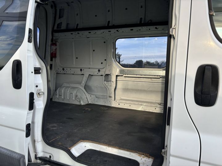 Utilitaire léger Renault Trafic Autre 2.5 dCi 135cv L2H2 BLANC - 4