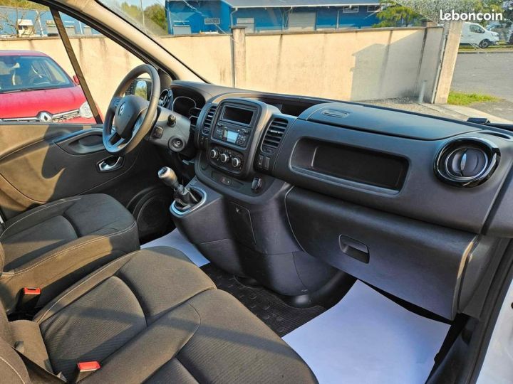 Utilitaire léger Renault Trafic Autre 3 fourgon phase 2 grand confort l2h1 2.0dci 120cv boite 6 vitesses garantie 12 mois valabe chez Blanc - 2