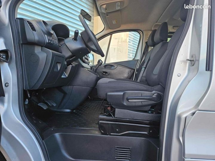 Utilitaire léger Renault Trafic Autre 3 PHASE 2 COMBI L2 2.0 écoDCI 145 cv 9 PLACES GARANTIE EUROPE 24 MOIS VALABLE CHEZ Gris - 4