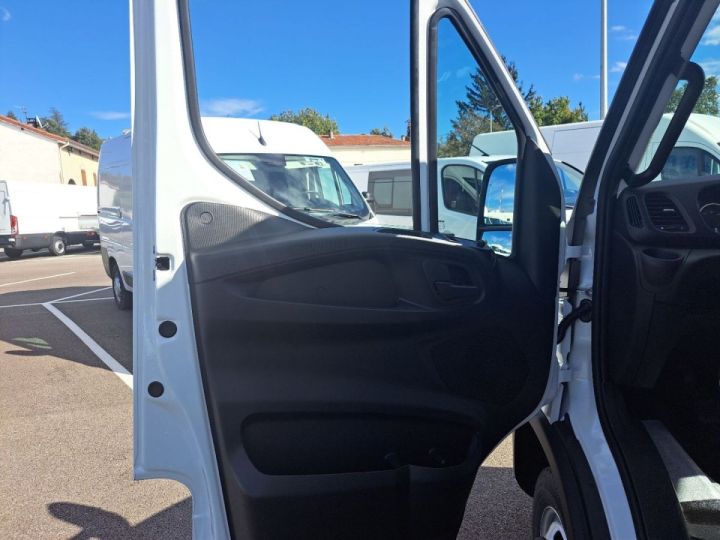 Utilitaire léger Iveco Daily Plateau 35C16 PLATEAU 48000E HT Blanc - 26