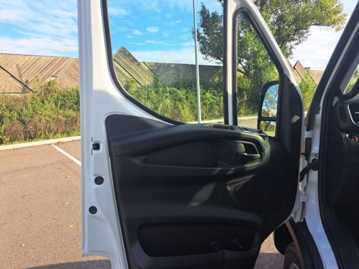 Utilitaire léger Iveco Daily Savoyarde 35C18 CAISSE SAVOYARDE 57000E HT Blanc - 25