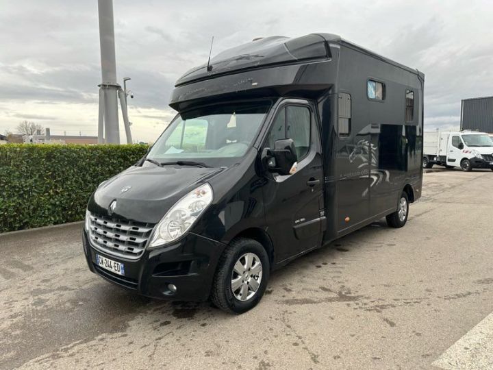 Utilitaire léger Renault Master Van à chevaux 32990 ht van à chevaux 6 places Noir - 2