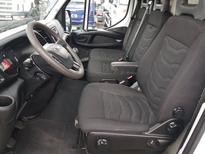 Vehiculo comercial Iveco Daily Furgón 35-150 2.3 V12 BLANC - 19