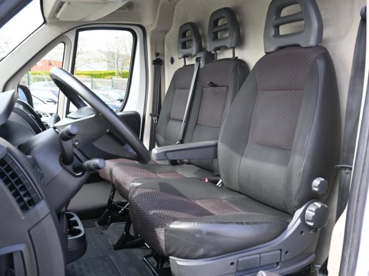 Vehiculo comercial Peugeot Boxer Furgón FOURGON TOLE 330 L2H2 BLUEHDI 110 PREMIUM Blanc - 9