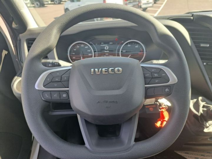 Vehiculo comercial Iveco Daily Otro 35C16 CAISSE HAYON 49900E HT Blanc - 25