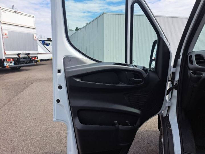 Vehiculo comercial Iveco Daily Otro FOURGON 35S16 A8 L4 42000E HT Blanc - 23