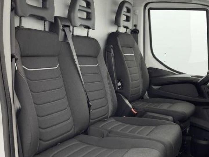 Vehiculo comercial Iveco Daily Otro III 35S18HA8 3520L 3.0 180ch 12m³ Blanc - 8