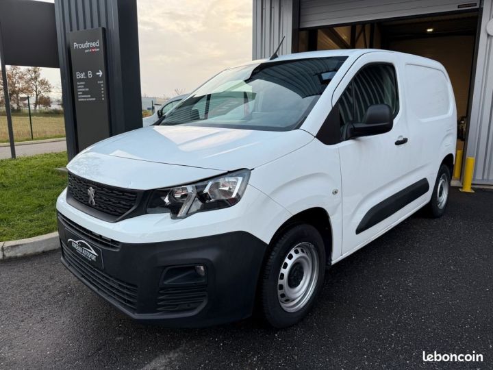 Vehiculo comercial Peugeot Partner Otro Standard 650kg BlueHDi 100ch BVM5 Asphalt S&S 1ère main TVA RECUP Entretien 100% 3 places Caméra AR + latérale GPS CarPlay Habillage Bois avec casier  Blanc - 1