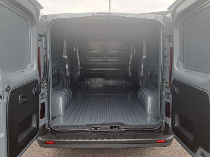 Vehiculo comercial Renault Trafic Otro FOURGON L2H1 3000 KG BLUE DCI 150 EDC RED EDITION GRIS URBAN - 22