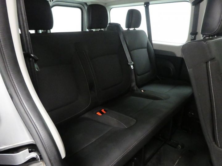 Vehiculo comercial Renault Trafic Otro III COMBI L2 2.0 DCI 145CH ENERGY S&S INTENS 9 PLACES GRIS C - 9