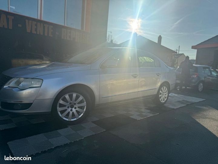 Volkswagen Passat 2.0 TDI 140CH CONFORT Gris - 2