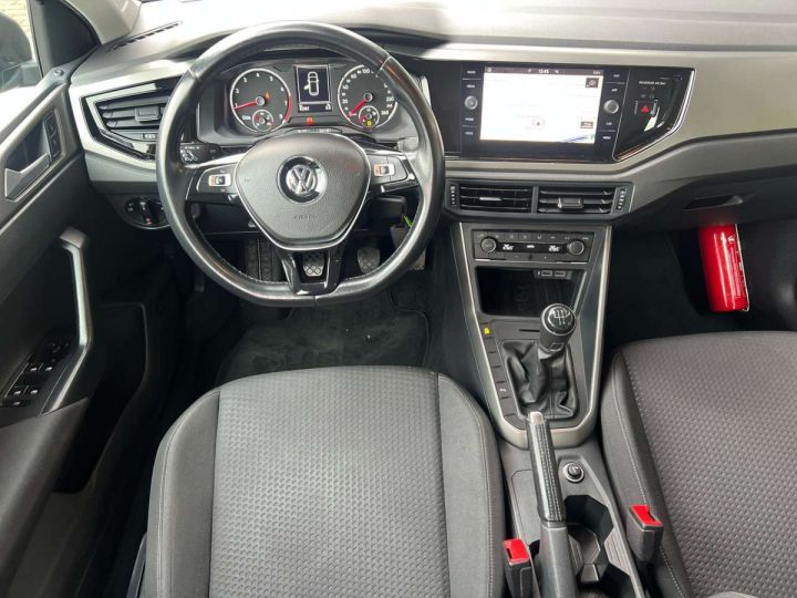 Volkswagen Polo 1.0i 80cv Confort line navig clim Appel CarPlay Noir Métallisé - 10