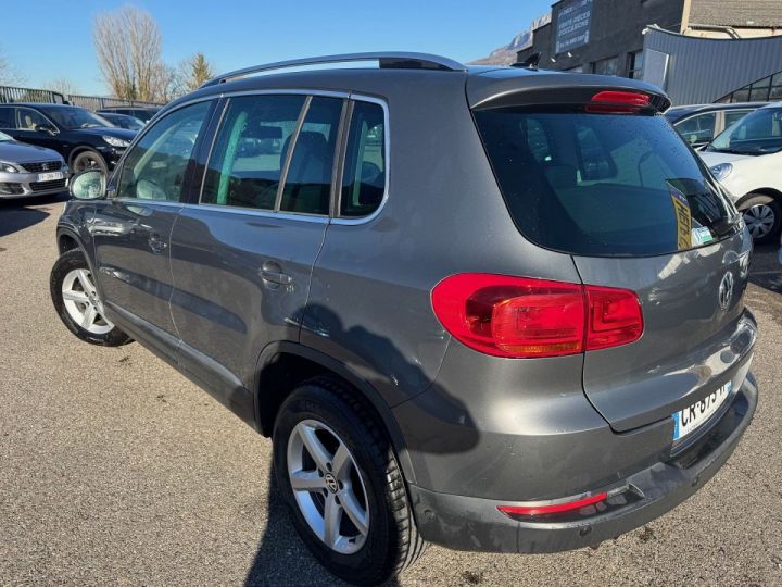 Volkswagen Tiguan 2.0 TDI 110CH BLUEMOTION TECHNOLOGY FAP CARAT Gris F - 12