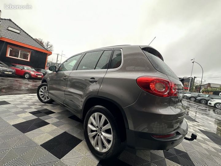 Volkswagen Tiguan 2.0 TDI 140CH BLUEMOTION FAP Gris - 3