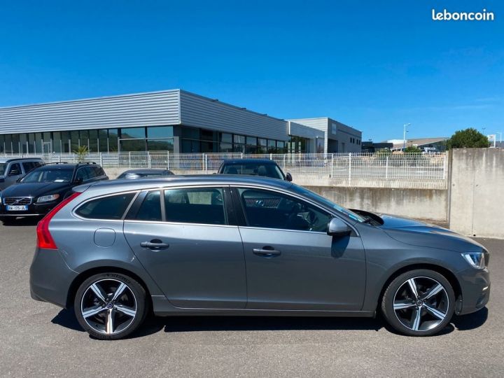Volvo V60 D3 150ch R-Design Geartronic Gris - 3