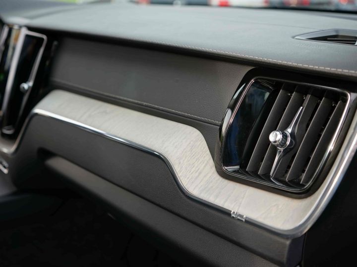 Volvo XC60 (phase 2) B4 197 ch INSCRIPTION GearTronic 8 - Origine France - Révisé 02/2024 - Garantie Premium 12 Mois Noir - 15