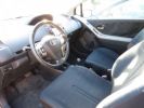 Toyota Yaris luna 1.3 vvti  16 v 90 cv bva Gris  - 9