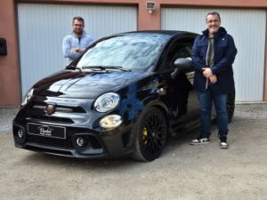 Abarth 595 MAGNIFIQUE ABARTH 595C COMPETIZIONE 1.4 T 180ch BOITE MECANIQUE SABELT CARBONE XENON CARPLAY AKRAPOVIC FULL BLACK BREMBO JAUNE PARFAIT ETAT 1ERE MAIN Vendu